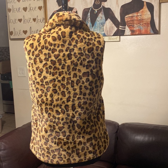 NWT Echo faux fur leopard print vest size S/M P/M this vest is so soft - Picture 3 of 9